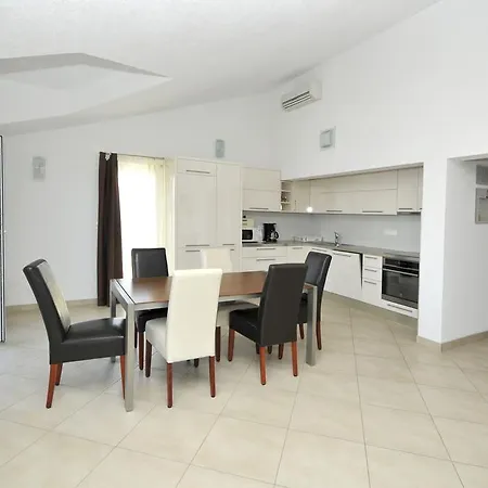 Luna Apartment