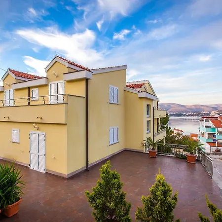 Luna Apartamento Trogir